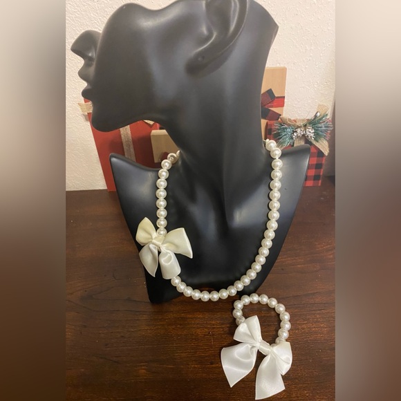NWOT Beautiful CONSUELA Handcrafted Fresh Water White Pearl Necklace & Bracelet - Picture 1 of 5